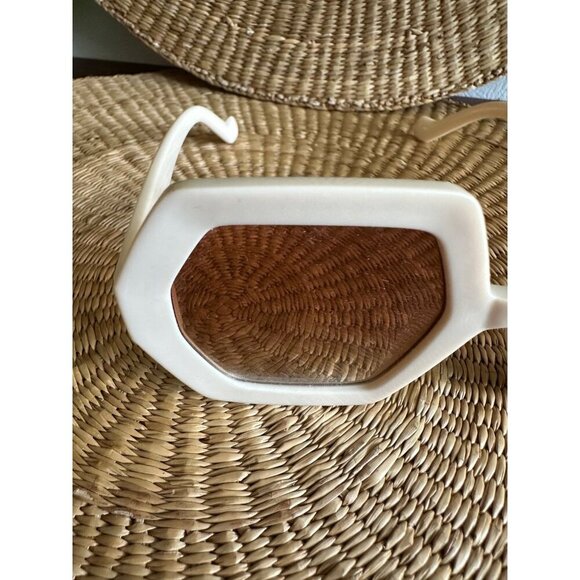 Large fun Hexagon tan sunglasses - Picture 5 of 9